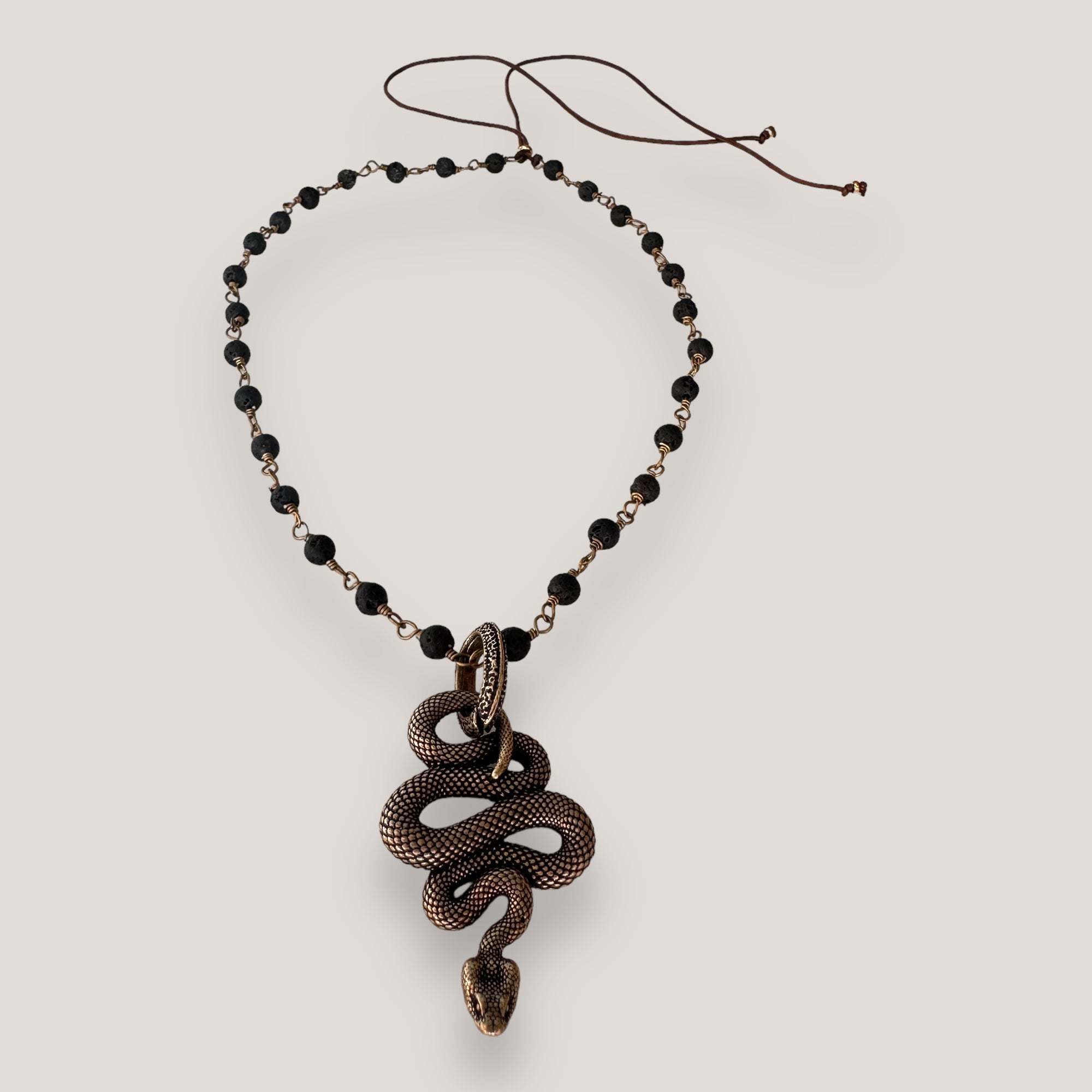 Collar cadena bronce con bolas de lava negra de 4mm y colgante serpiente bronce