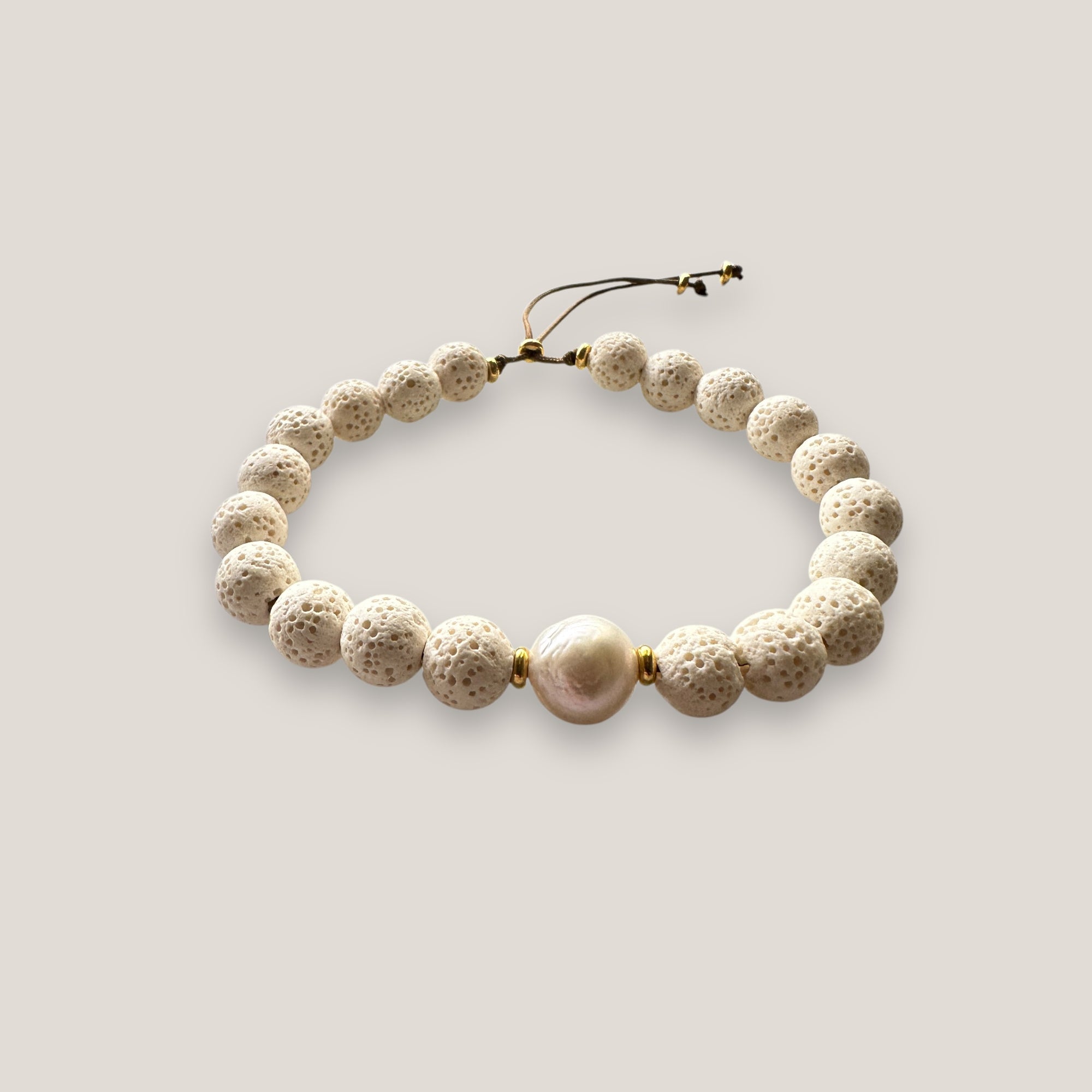 Pulsera con perla, cuentas esponja coral blanco y cuentas de acero oro