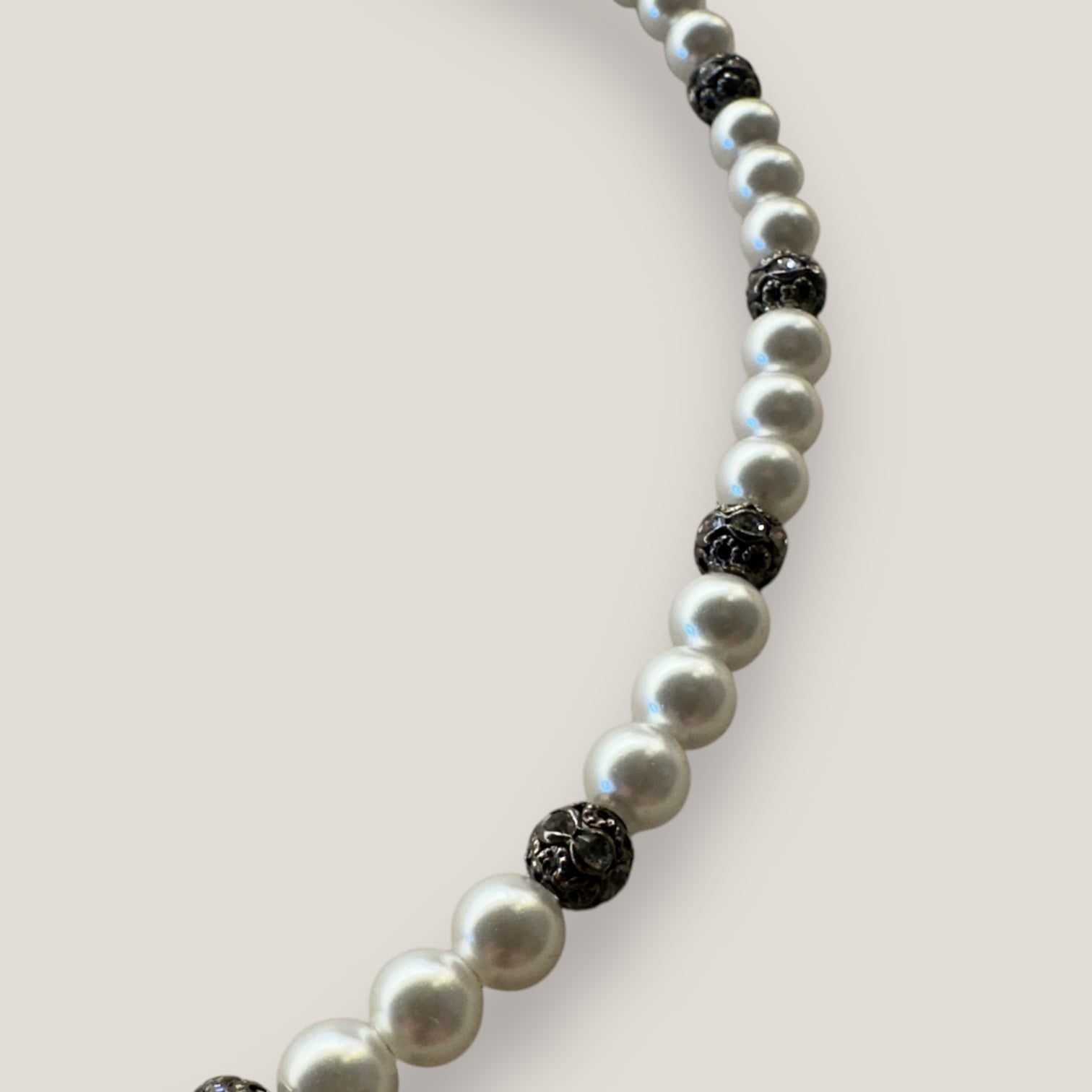 Collar Dafne con perlas de cristal nacarado y filigranas gunmetal con cristalitos