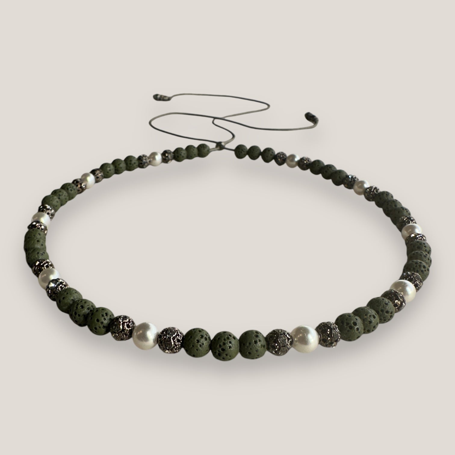 Collar Dafne perlas con esponja coral verde caqui y filigranas gunmetal con cristalitos