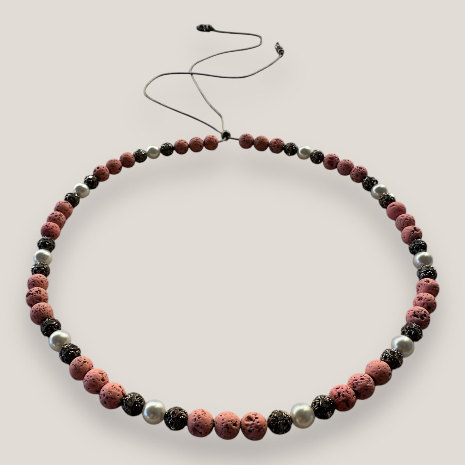 Collar Dafne perlas con lava rosa y filigranas gunmetal con cristalitos