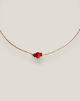 Collar minimal con bola 6mm de lava roja y separadores dorados con cristales rojos