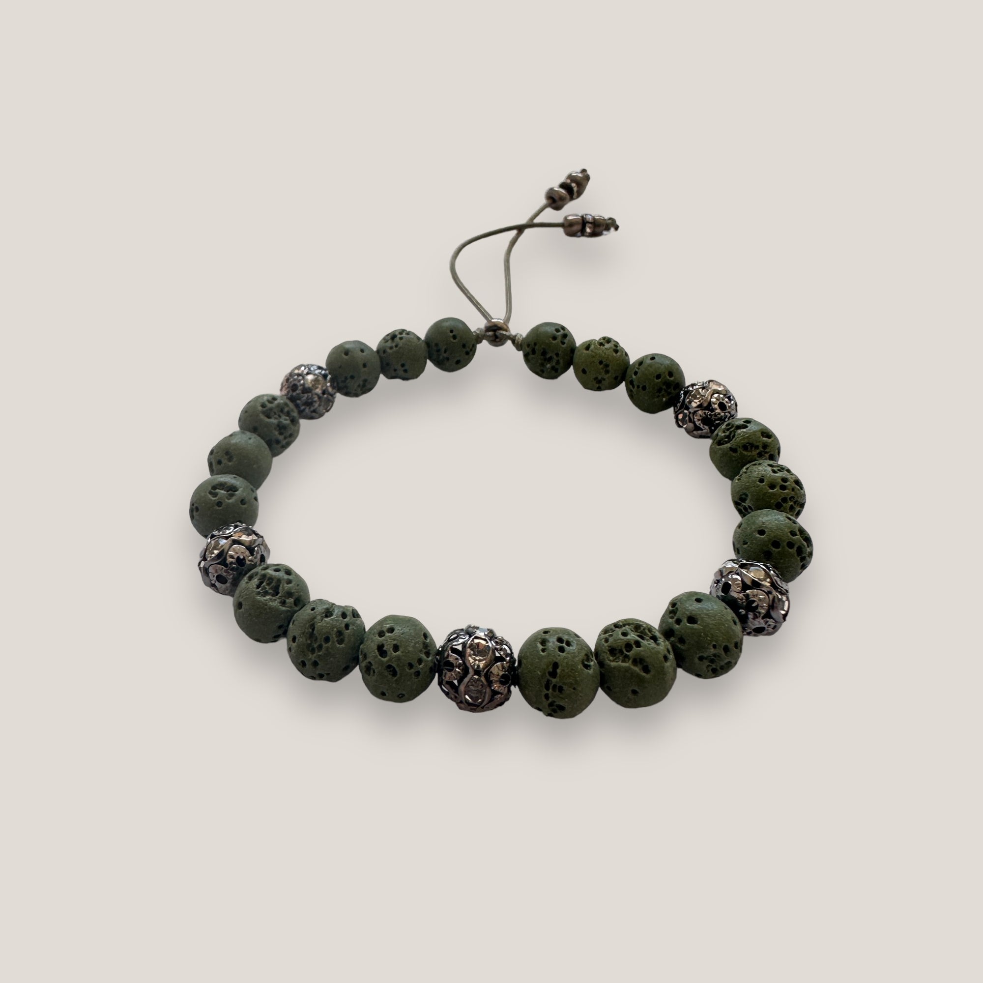 Pulsera gran Dafne con esponja coral verde caqui y filigrana gunmetal con cristalitos