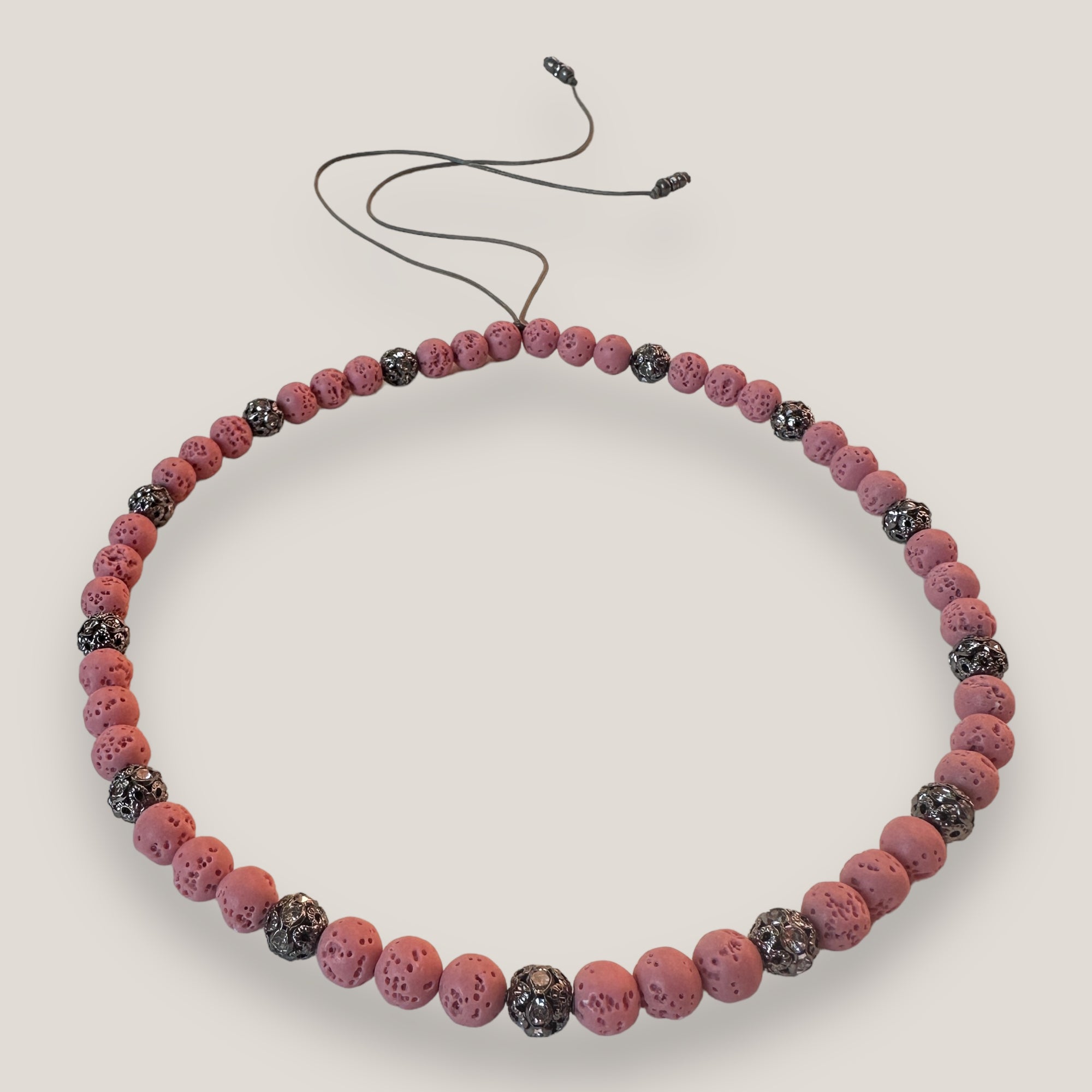 Collar Gran Dafne con esponja coral rosa y filigranas gunmetal con cristalitos blancos