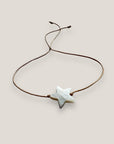Pulsera minimal con estrella de nácar blanco