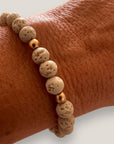 Armband auf beigefarbener Korallenschwammbasis und goldenen Hämatiten