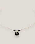 Collar midi con medalla dorada esmaltada en negro con palmera oro