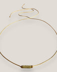 Collar minimal con tubo de esponja coral verde olivina y separadores dorados con brillis de cristal blanco
