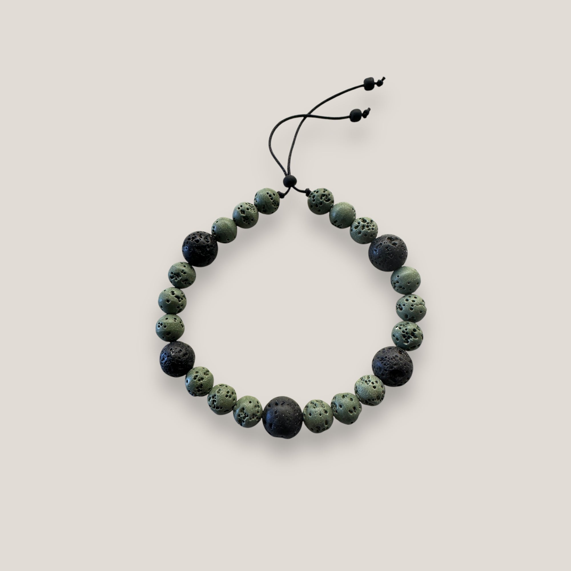 Abenteuerarmband mit khakigrünem Korallenschwamm und schwarzer Lava