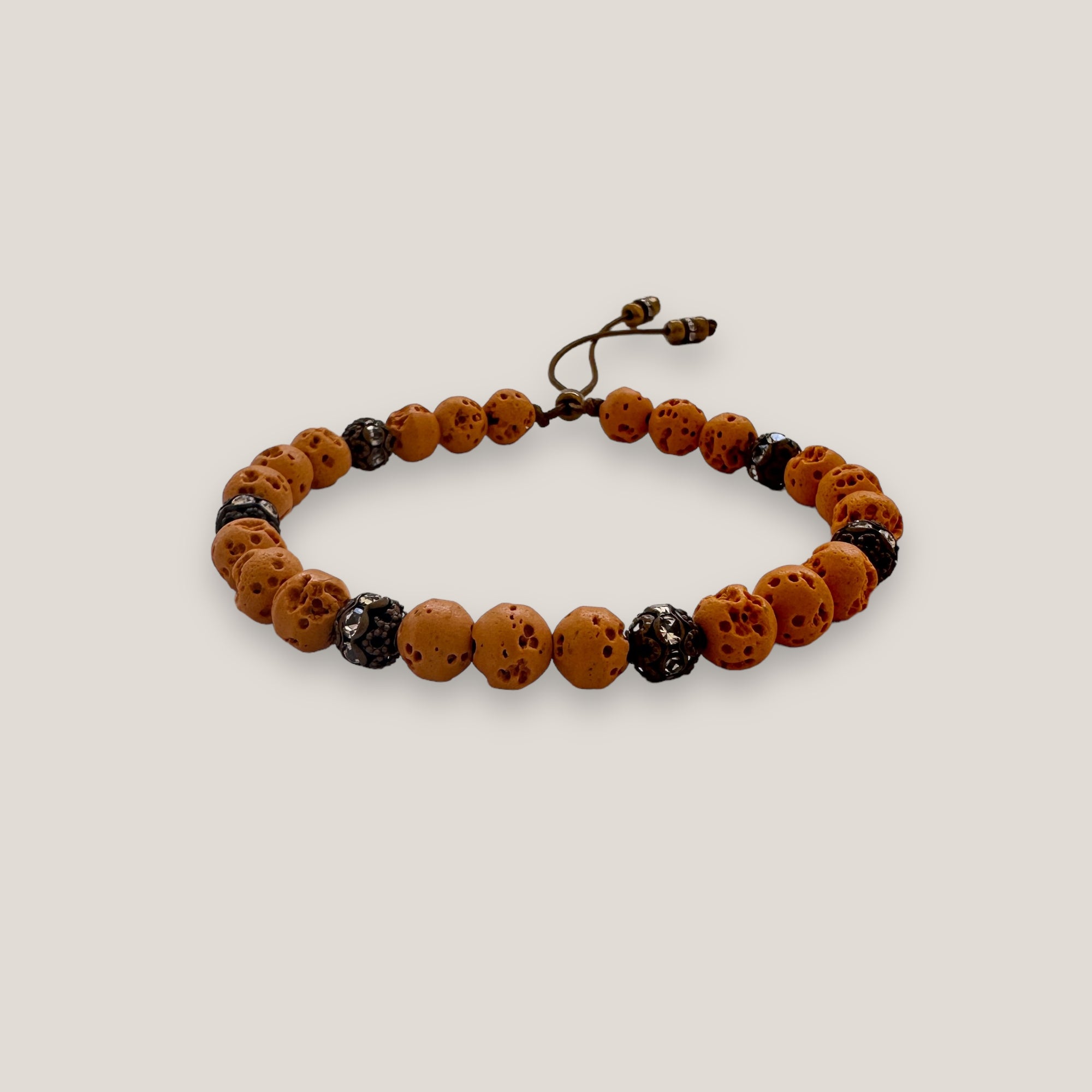 Pulsera Dafne con esponja coral calabaza y filigrana bronce con cristalitos