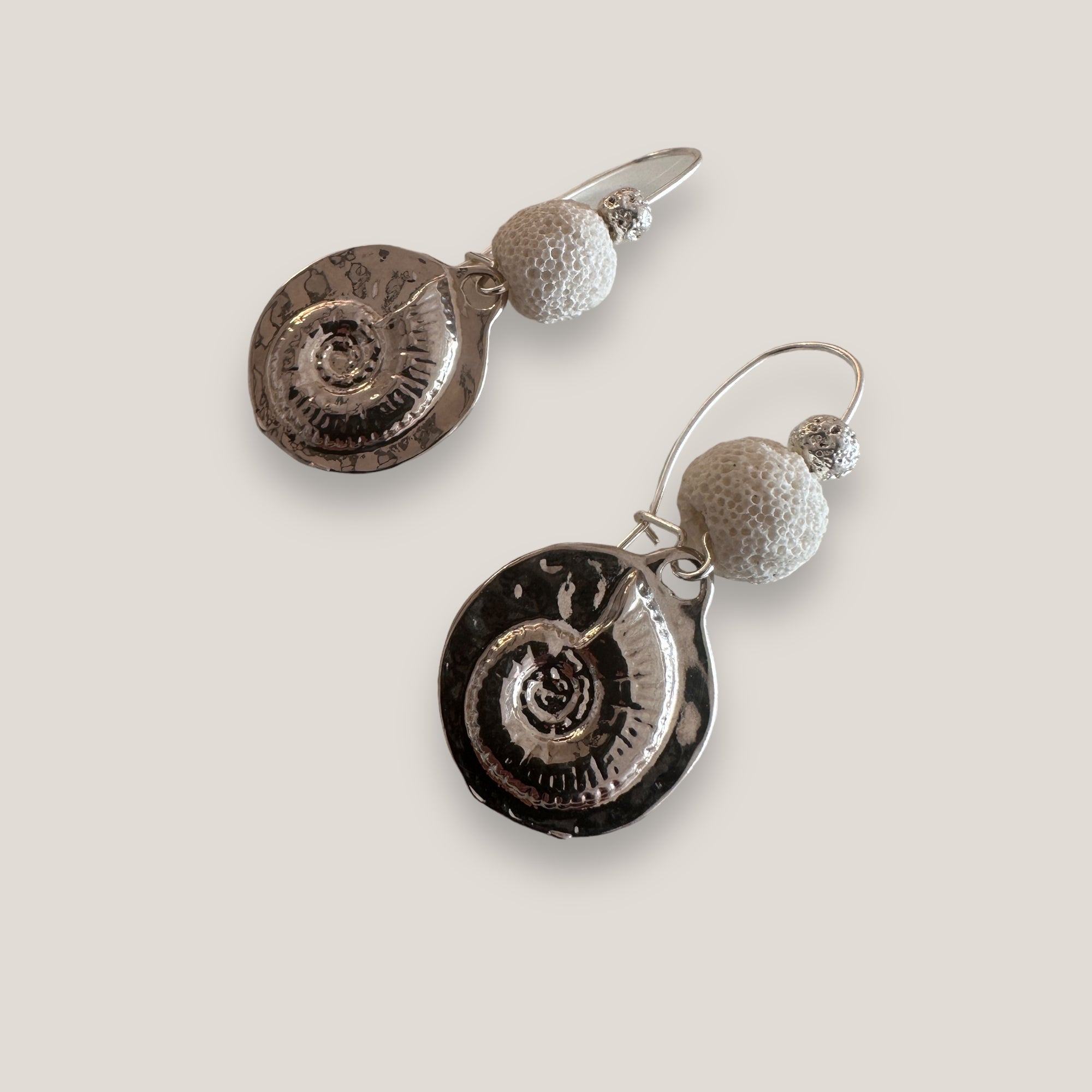 Pendientes Fuerte Coral blanco, medalla fósil en relieve plateado y lava bañada en plata