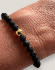 Armband mit goldener Stahlkugel und schwarzer Lava