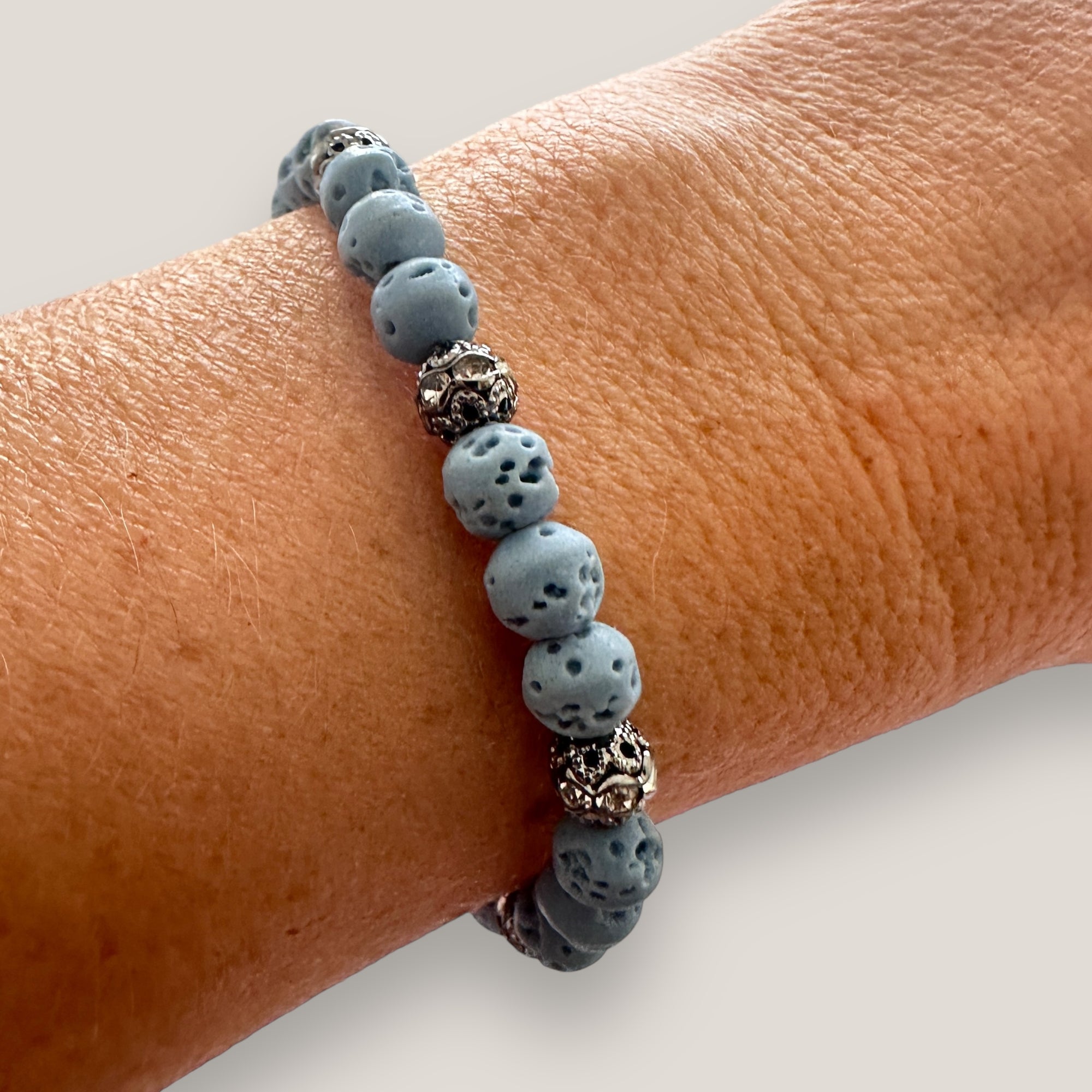 Pulsera Dafne con esponja coral azul claro y filigrana gunmetal con cristalitos
