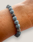 Pulsera Dafne con esponja coral azul claro y filigrana gunmetal con cristalitos