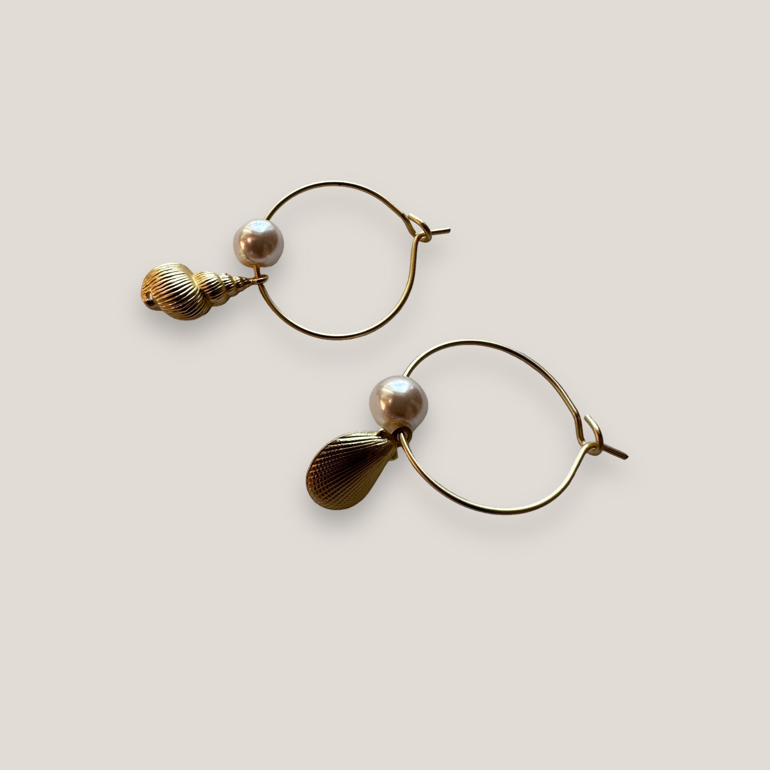 Pendientes aro 20 mm con concha y caracola oro mate 14kt y perla nacarada