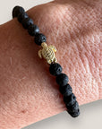 Pulsera con tortuguita dorada y lava negra