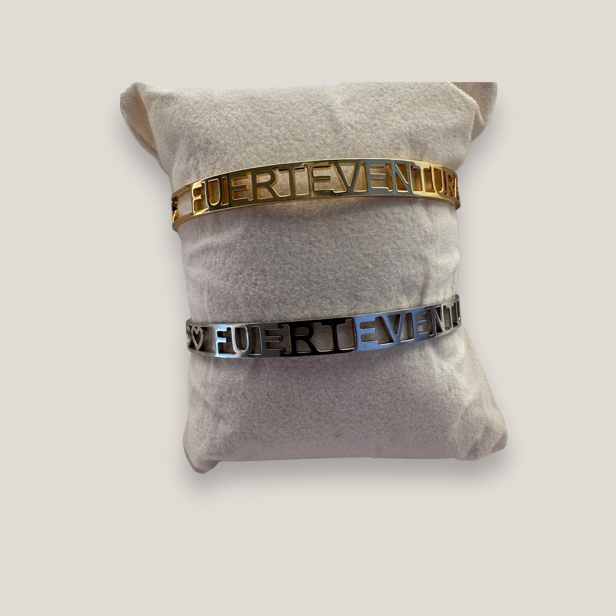 Brazalete Fuerteventura corazones acero titanio oro