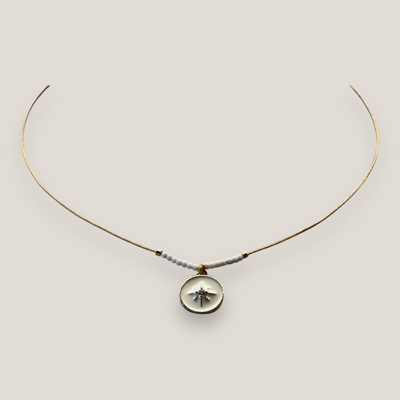 Collar midi con medalla dorada esmaltada en blanco con estrella dorada con circonita