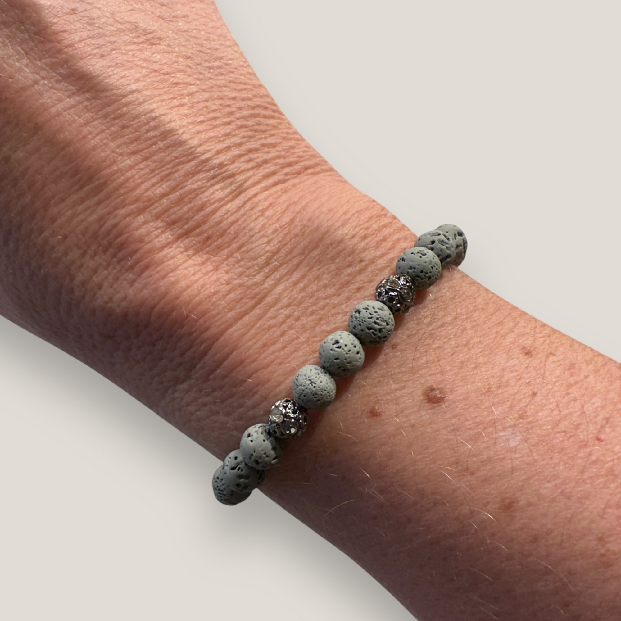 Pulsera Dafne con lava gris claro y filigrana gunmetal con cristalitos