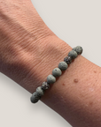 Pulsera Dafne con lava gris claro y filigrana gunmetal con cristalitos