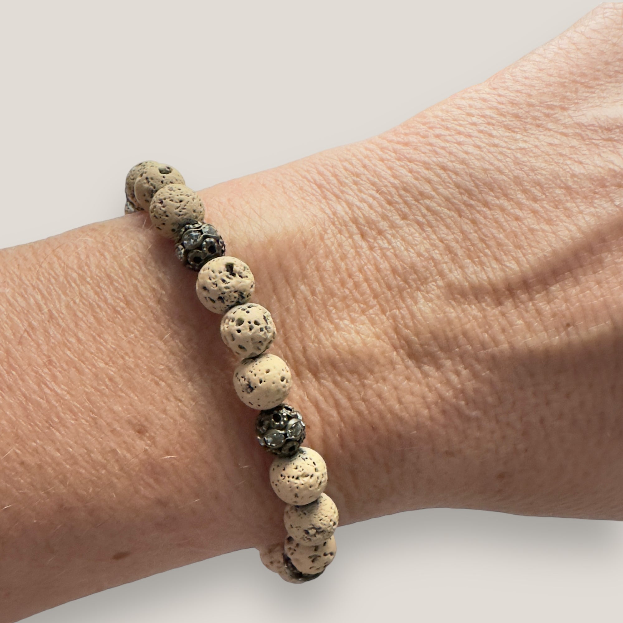 Pulsera Dafne con lava arena y filigrana bronce con cristalitos