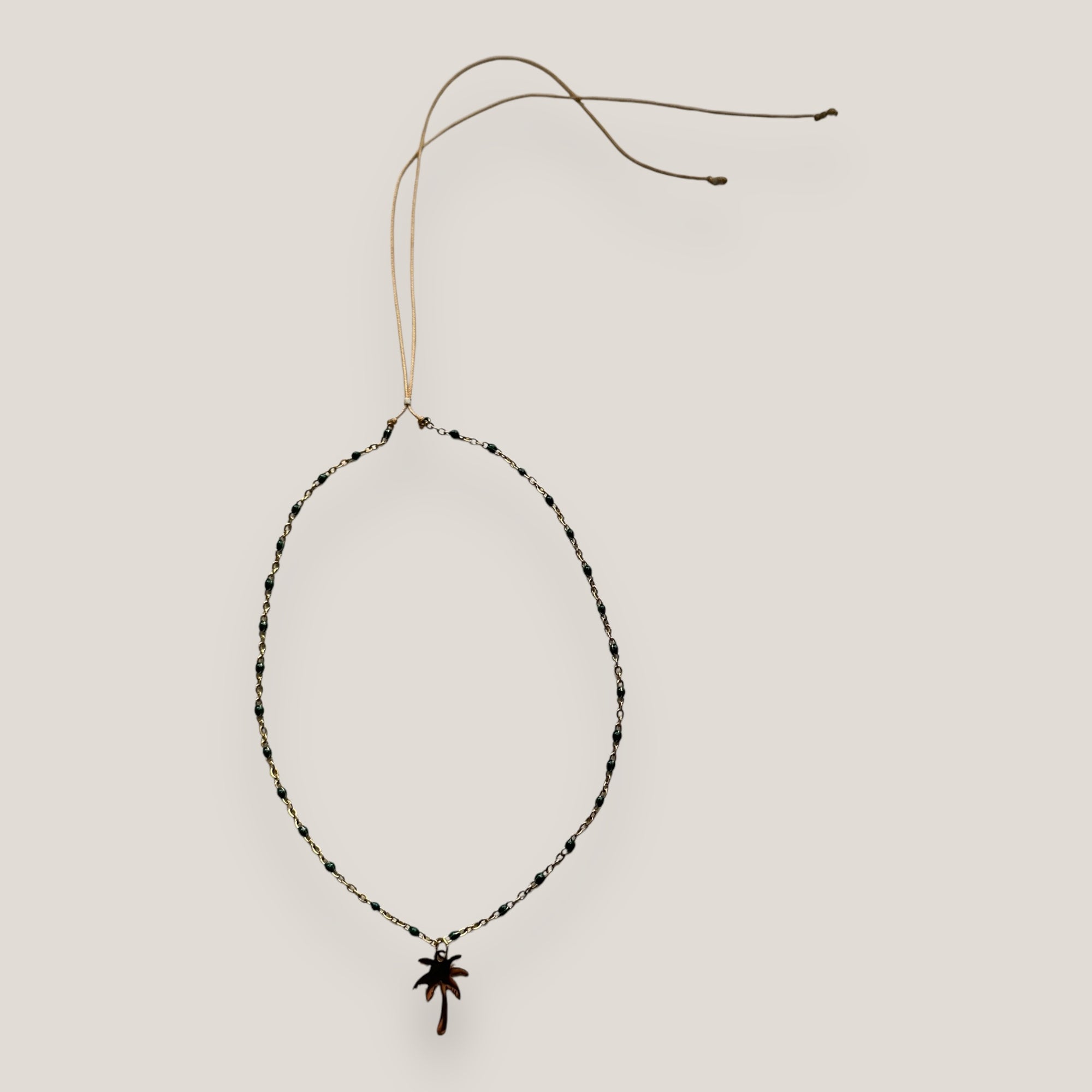 Collar cadena acero oro con bolitas esmaltadas en verde oscuro con colgante palmera acero oro