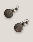 Pendientes Fuerte Beads con gancho acero, dos bolas 10, 8mm bitono esmerilado y medalla martilleada