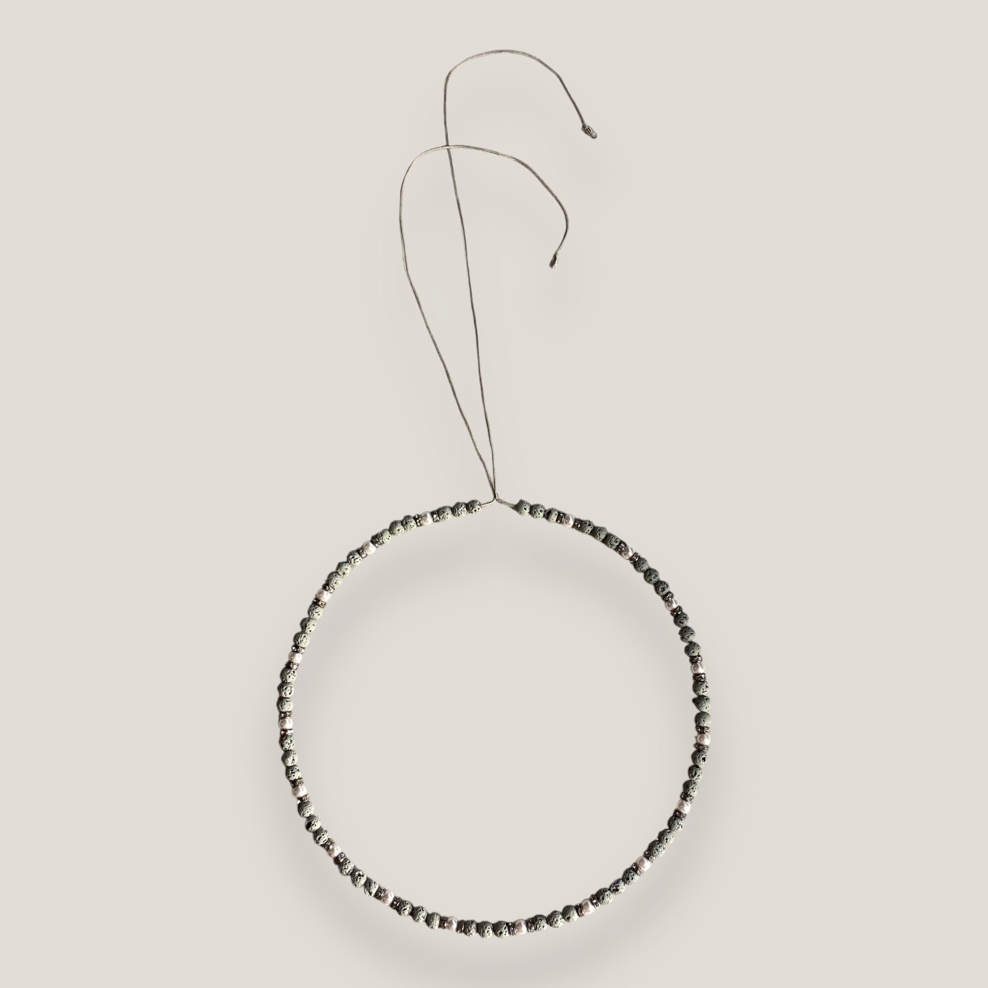 Collar mini Dafne perlas lava gris claro, rondeles gunmetal con cristalitos blancos