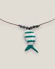 Collar midi pez esmaltado blanco con rayas verde turquesa y cuentas de lava blancas