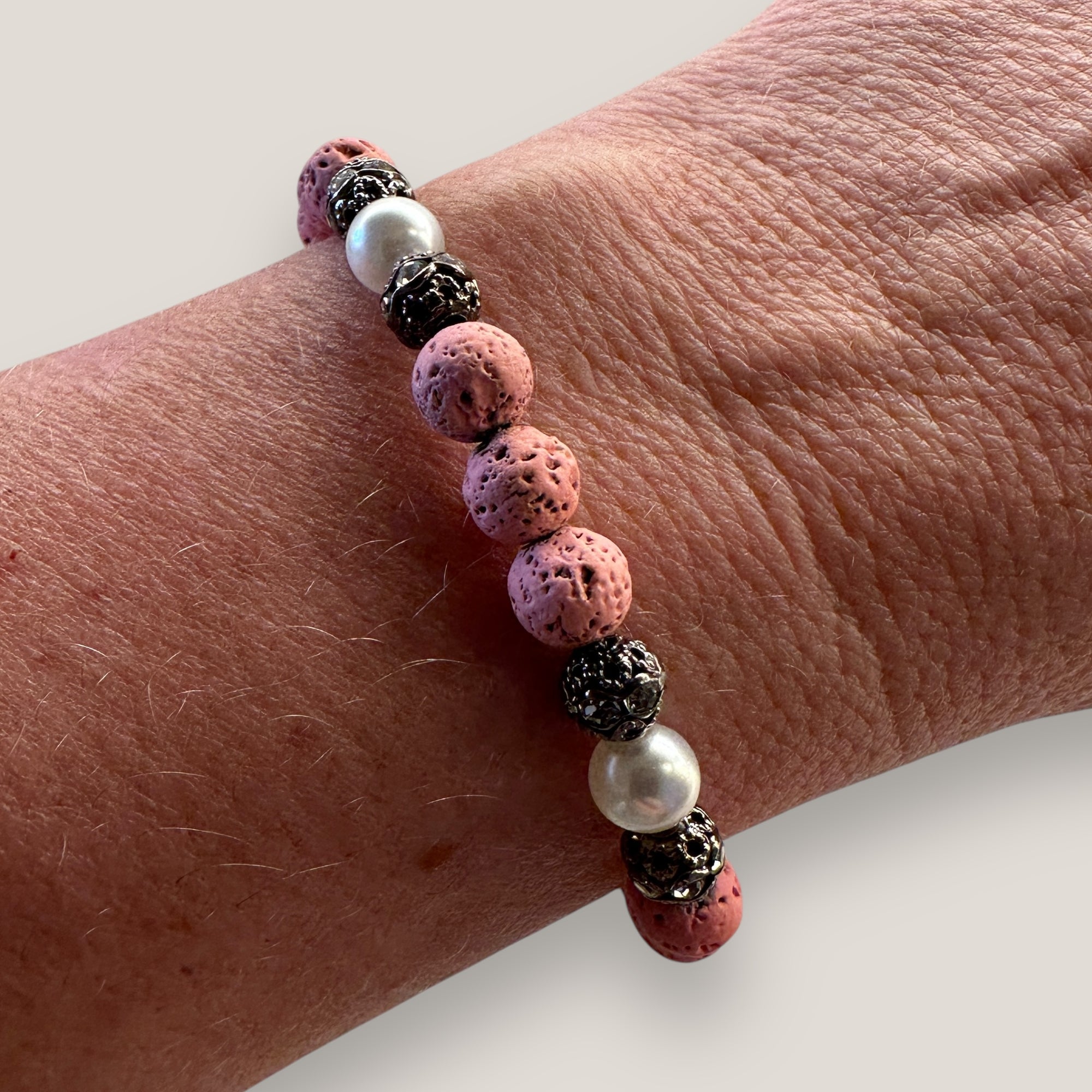 Dafne-Armband mit rosa Lavaperlen und Rotguss-Filigran mit Kristallen