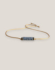 Pulsera minimal con tubo de esponja coral azul claro y separadores dorados con cristalitos azules claro