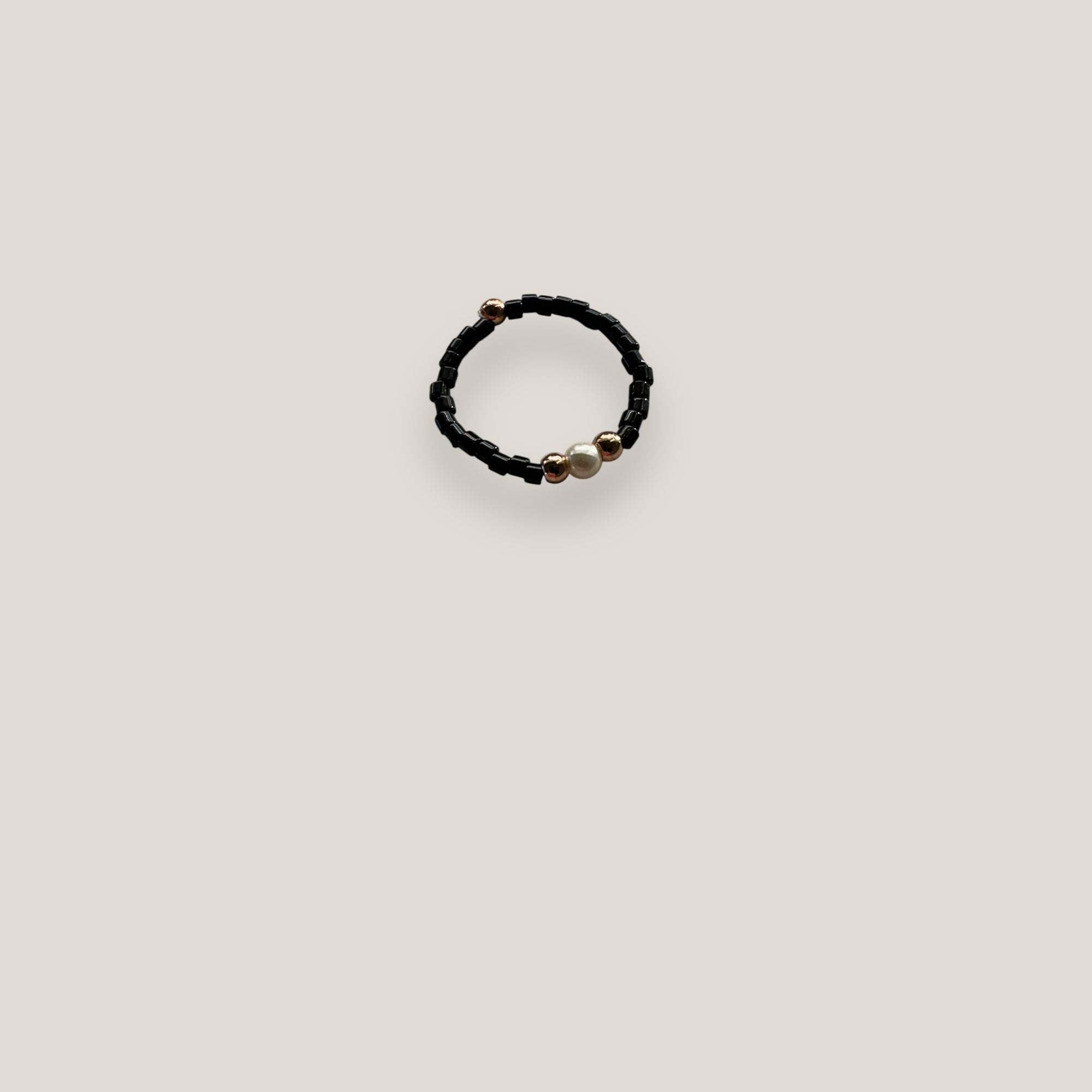 Conjunto Divino negro con perla natural blanca, cristales facetados negros y perlitas blancas naturales, engarces en oro rosa