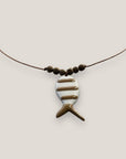 Collar midi pez esmaltado blanco con rayas marrón claro y cuentas de lava marrones claro