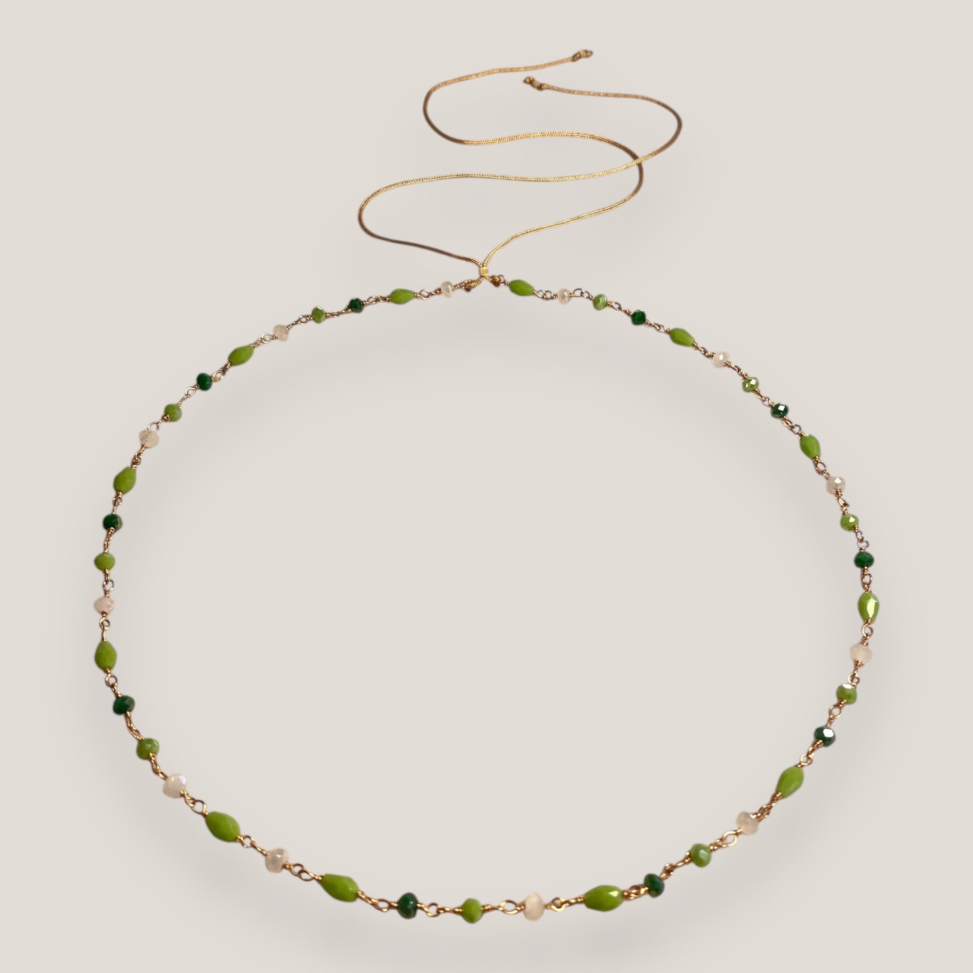 Collar Divino con cristales facetados verde oscuro, verde vivo y blanco