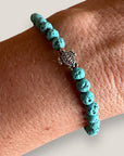 Pulsera con tortuguita plateada y lava azul turquesa