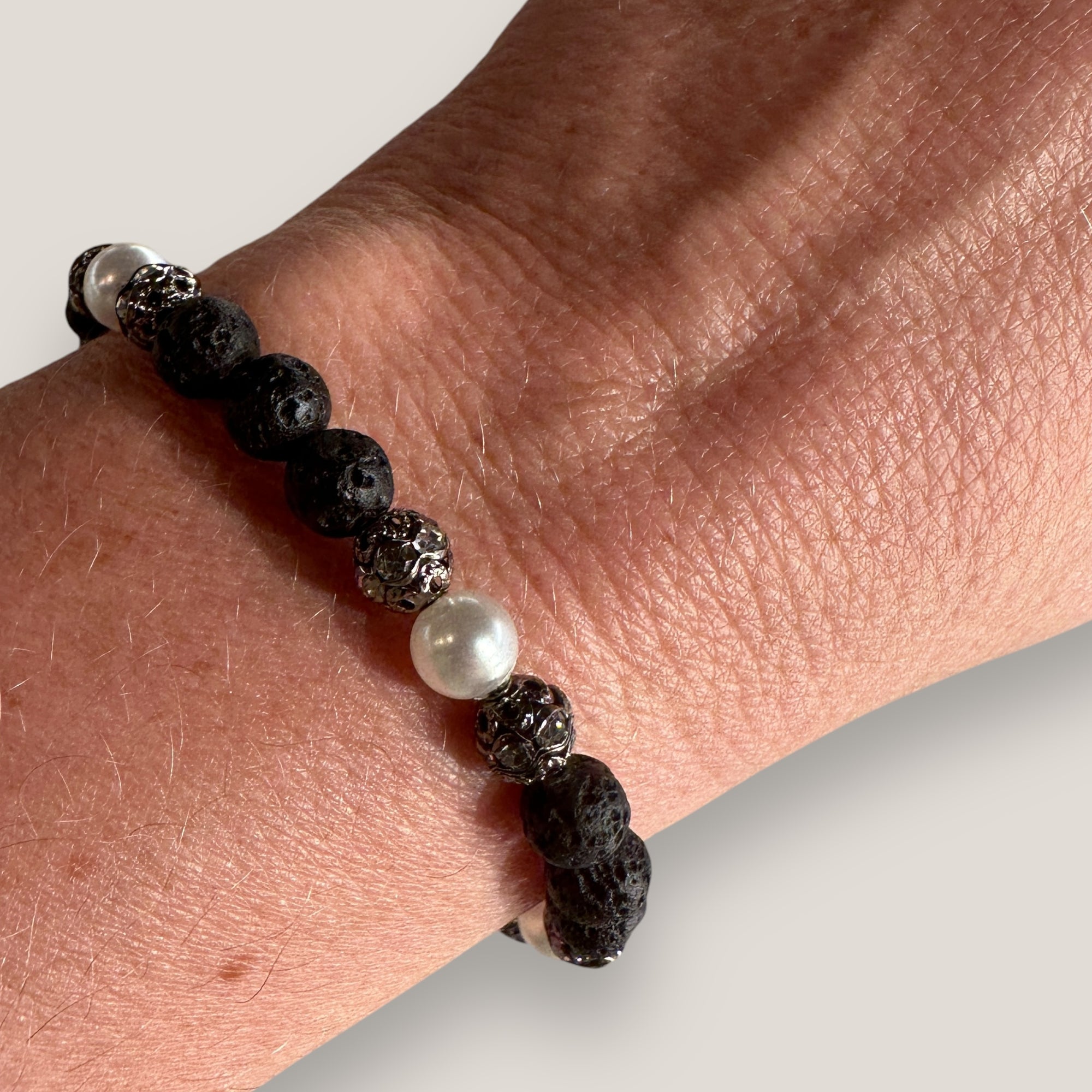 Pulsera Dafne perlas con lava negra y filigrana gunmetal con cristalitos