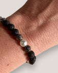 Pulsera Dafne perlas con lava negra y filigrana gunmetal con cristalitos