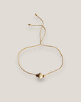 Pulsera minimal con bola de esponja coral beis y separadores dorados con brillis de cristal blanco