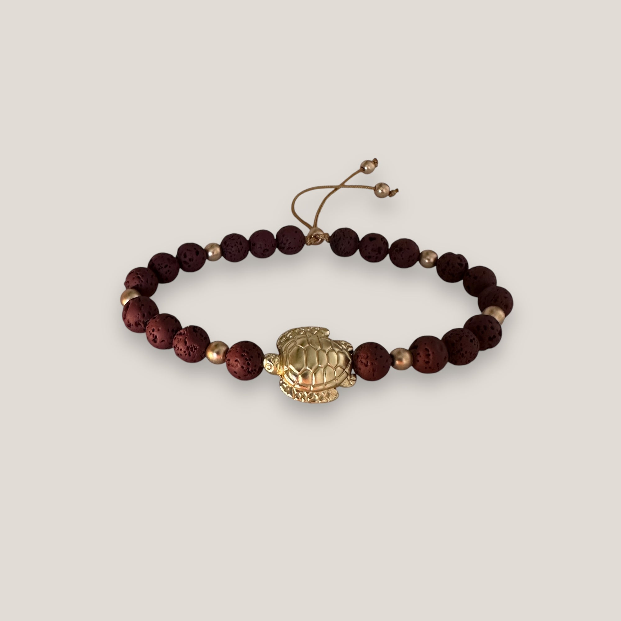 Armband mit großer goldener Schildkröte und Granat-Lava