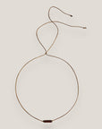 Collar minimal con tubo de esponja coral marrón chocolate y separadores bronce con cristales blancos