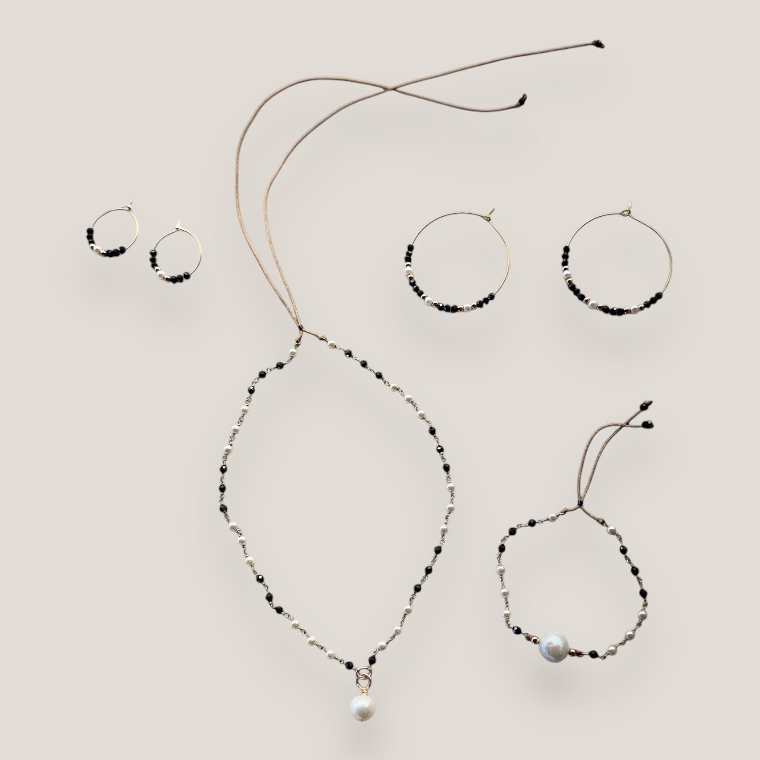 Collar Divino negro con perla natural blanca, cristales facetados negros y perlitas blancas naturales, engarces en oro rosa