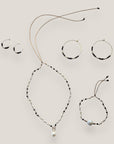 Collar Divino negro con perla natural blanca, cristales facetados negros y perlitas blancas naturales, engarces en oro rosa