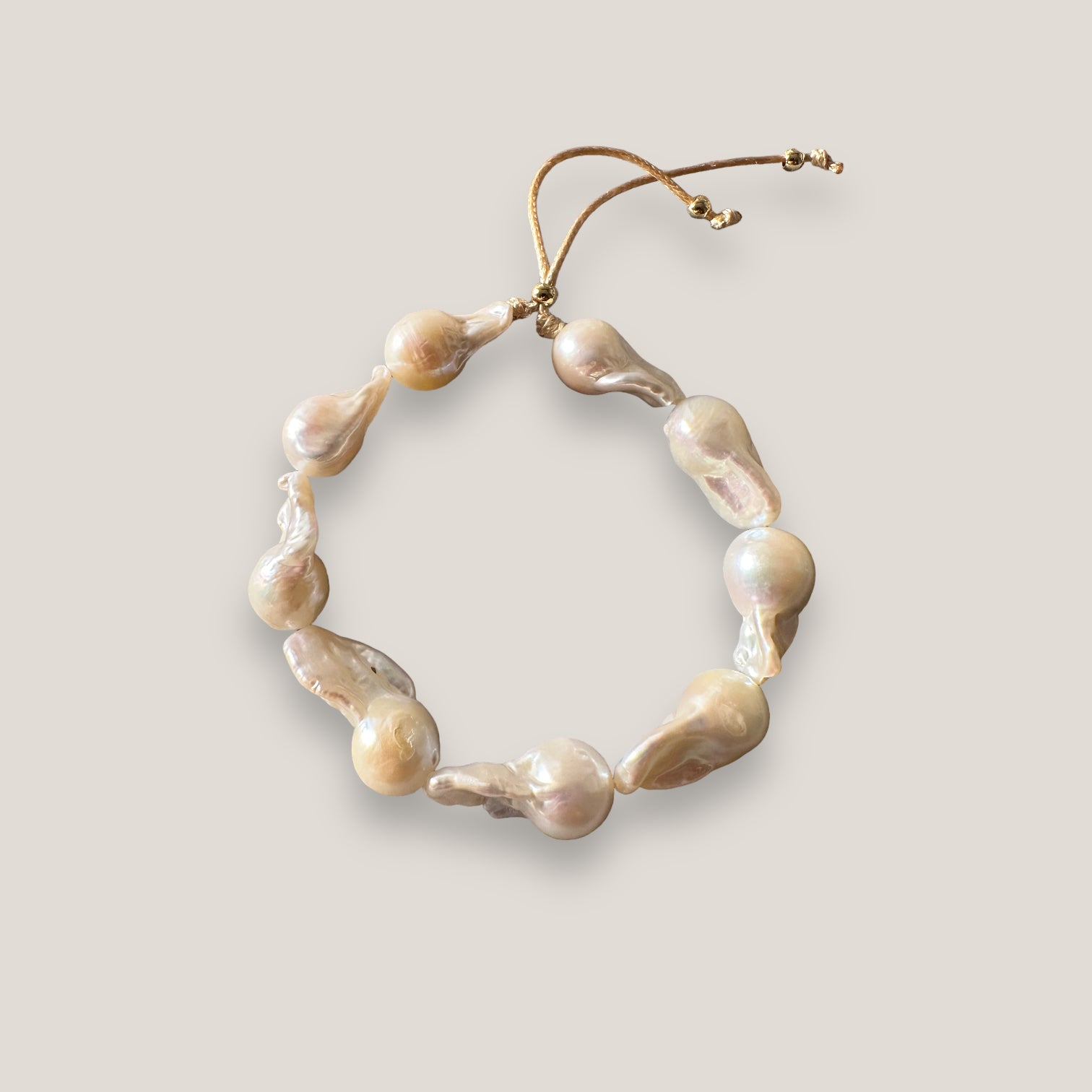 Pulsera con perlas barrocas blancas naturales, cordón oro y cuentas de acero oro