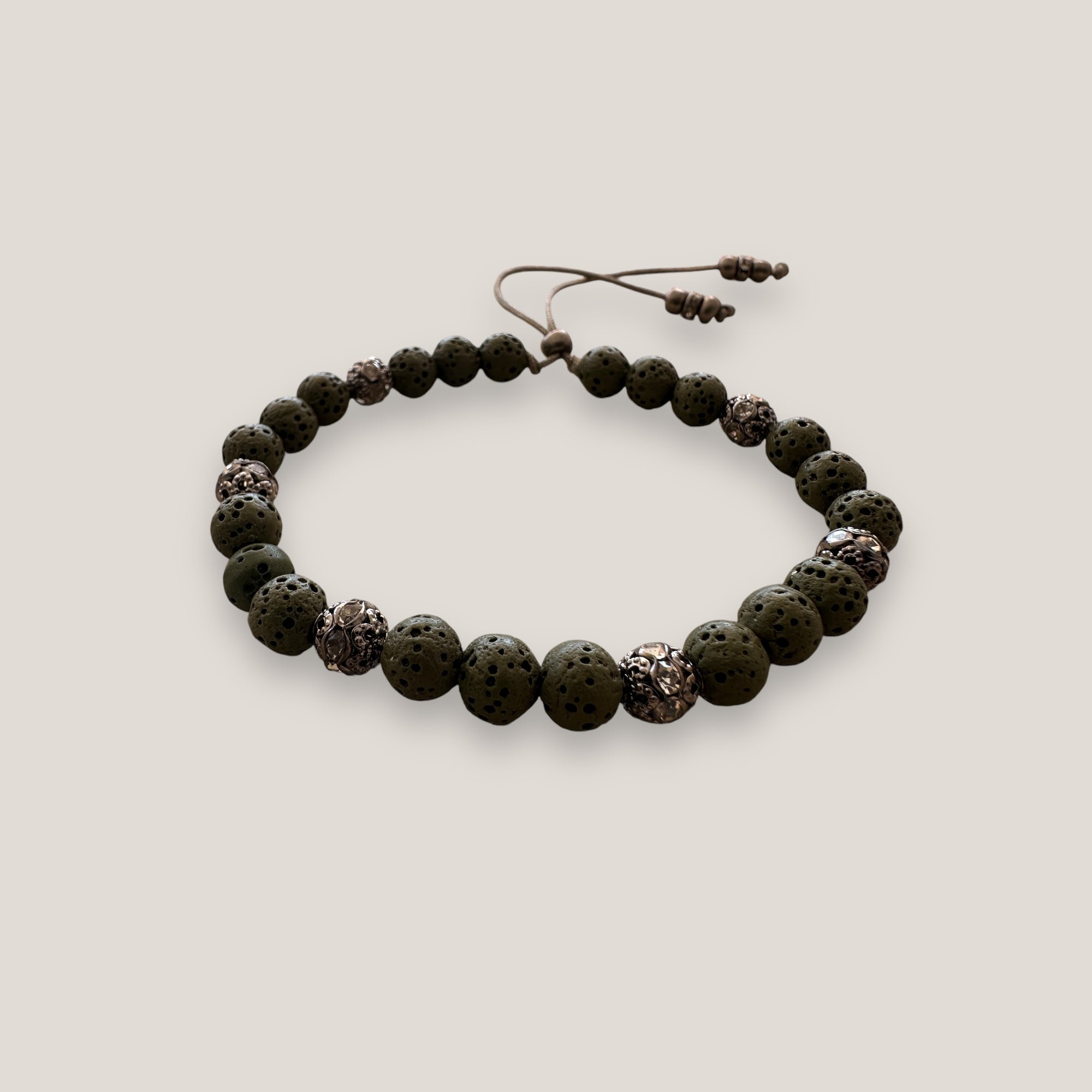 Pulsera Dafne con esponja coral verde caqui y filigrana gunmetal con cristalitos