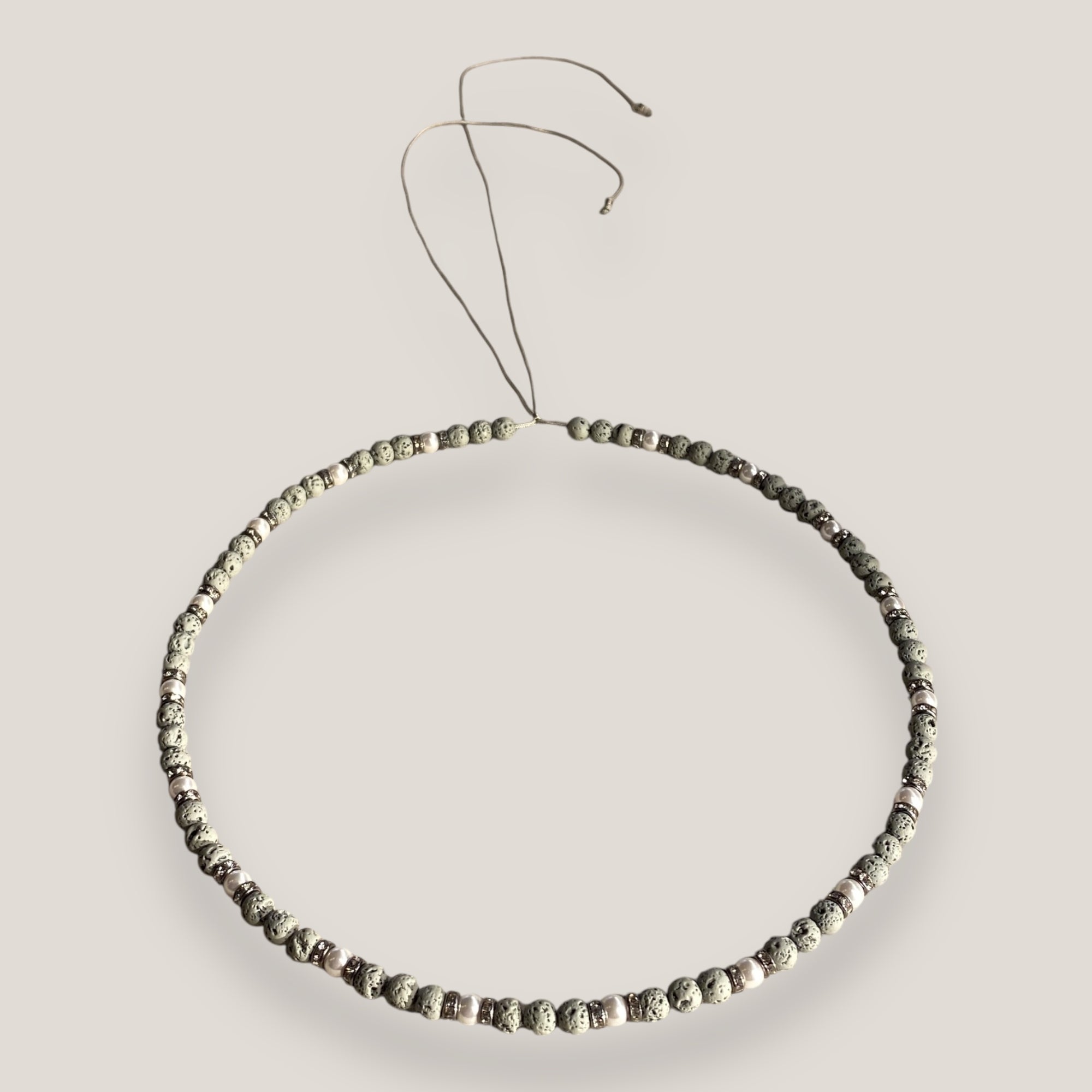 Collar mini Dafne perlas lava gris claro, rondeles gunmetal con cristalitos blancos