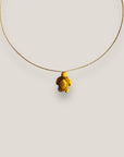 Collar minimal con tortuga de howlita amarilla