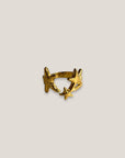 Ring aus goldfarbenem Stahl mit zwei glatten Sternen und einem gehämmerten Stern