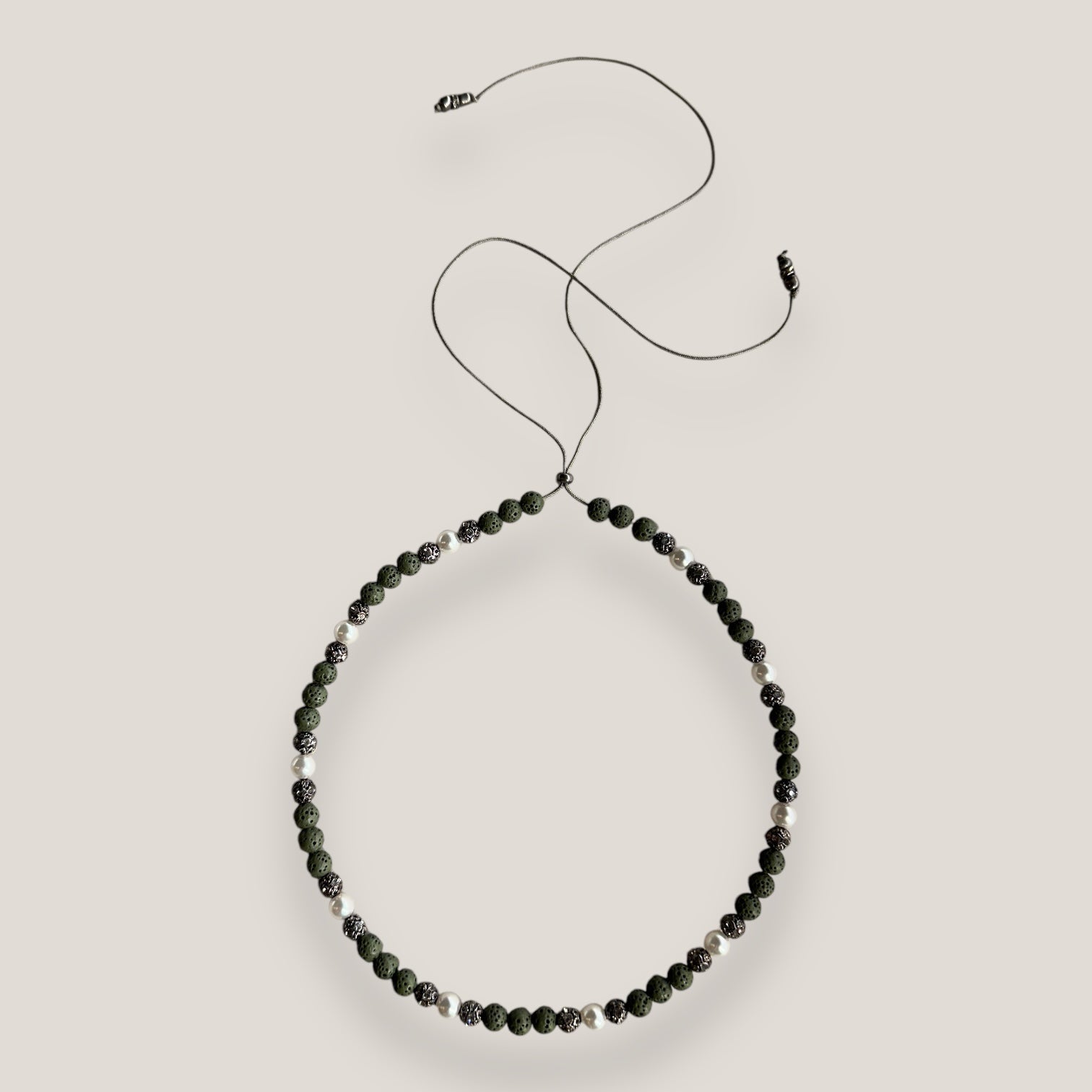 Collar Dafne perlas con esponja coral verde caqui y filigranas gunmetal con cristalitos