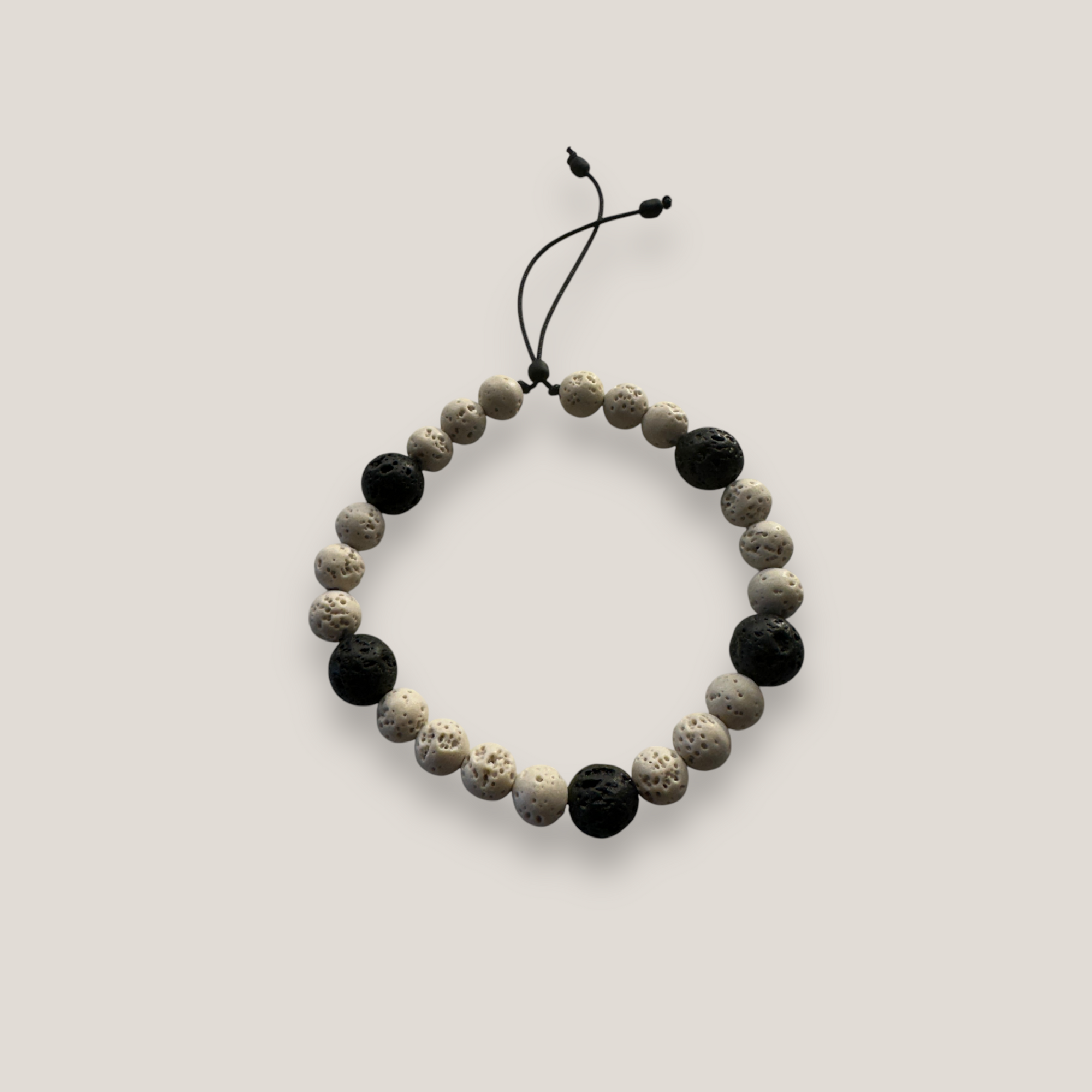 Abenteuerarmband mit beigem Korallenschwamm und schwarzer Lava