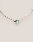 Collar minimal con bola 8mm de esponja coral verde turquesa y separadores dorados con brillis de cristal blanco